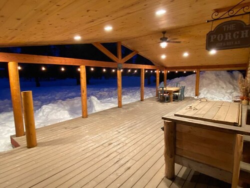 Fresh Log Cabin in Donnelly w/ Game Room & Hot Tub