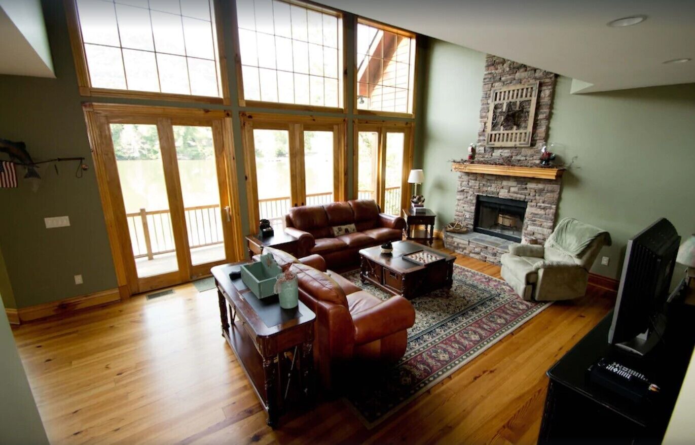 TV connectée, cheminée, jeux vidéo, lecteur de DVD