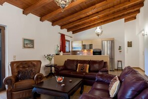 Televisión y chimenea 