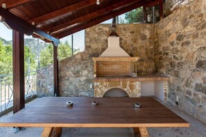 Outdoor dining - Villa Samaria, White Mountains of Crete (omalos mousouron)