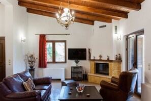 Televisión y chimenea 