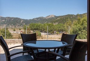 Outdoor dining - Villa Samaria, White Mountains of Crete (omalos mousouron)