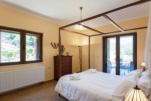 4 habitaciones, tabla de planchar con plancha y cuna de viaje 