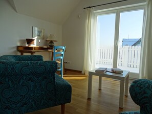 Smart-TV, DVD-Player, Bücher, Stereoanlage