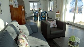 Smart-TV, DVD-Player, Bücher, Stereoanlage