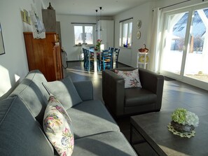 Smart-TV, DVD-Player, Bücher, Stereoanlage