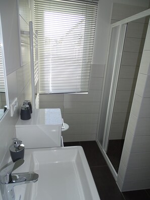 Combined shower/bathtub, hair dryer, towels, soap - thatched house, direct sea view, idyllic location in vacation region Usedom (Freest, Usedom)