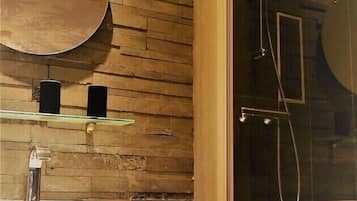 Regadera, secadora de cabello, toallas