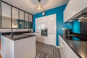 Réfrigérateur, micro-ondes, four, plaque de cuisson