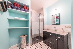 Articles de toilette gratuits, sèche-cheveux, serviettes fournies