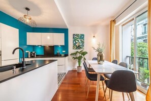 Fridge, microwave, oven, stovetop - L'étoile annécienne - 3 rooms 80 square meter - Terrace (Annecy)