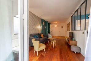 TV, offices - L'étoile annécienne - 3 rooms 80 square meter - Terrace (Annecy)