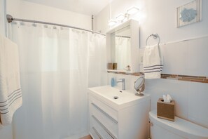 Shower, hair dryer, towels, soap - Seagrape Villa Bella #4 (Lauderdale-by-the-Sea)
