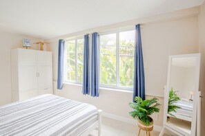 2 bedrooms, iron/ironing board, travel cot, free WiFi - Seagrape Villa Bella #4 (Lauderdale-by-the-Sea)