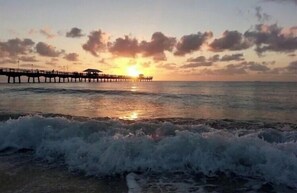 Sulla spiaggia, lettini da mare, teli da spiaggia