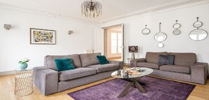 Smart TV, lareira, DVD player, livros