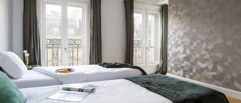 3 chambres, coffres-forts dans les chambres, bureau