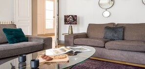 Smart-TV, Kamin, DVD-Player, Bücher