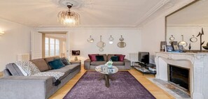 Smart-TV, Kamin, DVD-Player, Bücher