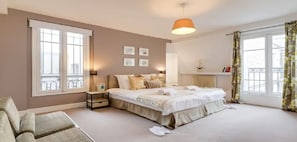 3 bedrooms, in-room safe, desk, iron/ironing board