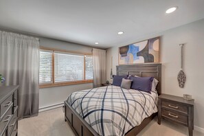 2 bedrooms, iron/ironing board, free WiFi, bed sheets - Highlands Condo LOTS OF DETAILED INFO LISTED☺️ Views for days! (Wintergreen Resort)