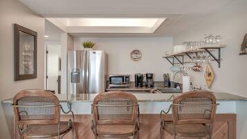 冰箱、微波炉、烤箱、炉灶