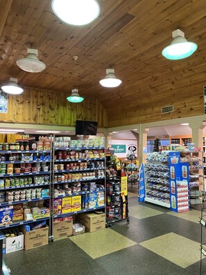 Gift shop - Highlands Condo LOTS OF DETAILED INFO LISTED☺️ Views for days! (Wintergreen Resort)