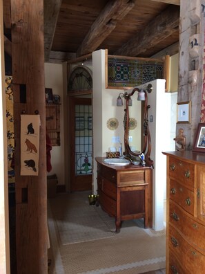 Hårføner, håndklær, såpe og toalettpapir