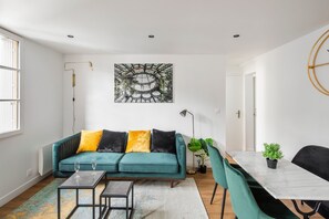 Een televisie en een stereo