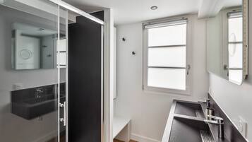 SĂšche-cheveux, serviettes fournies