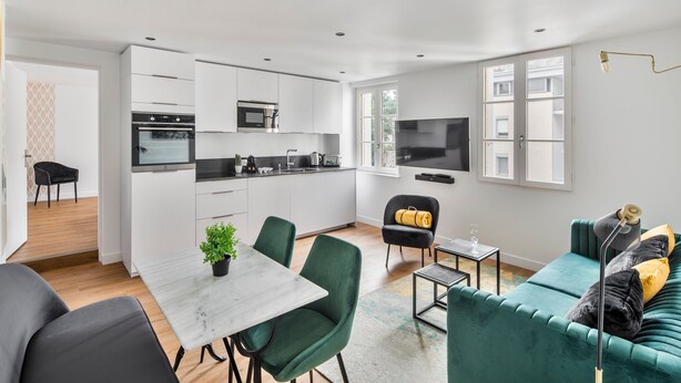 A modern apartment with a kitchen, dining area, and living room. - Neruda - Le 31 bis - Appt proche centre Rennes (Rennes)