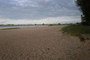 Chaises longues, serviettes de plage