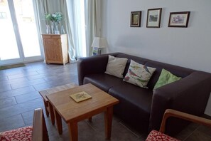 Fernseher, DVD-Player, Bücher, Videothek