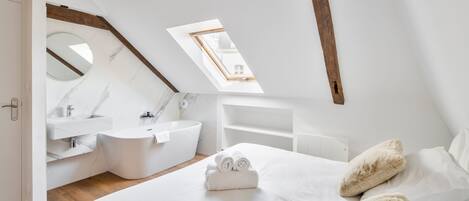 2 bedrooms, iron/ironing board, free WiFi, bed sheets