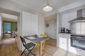 Kühlschrank, Mikrowelle, Ofen, Geschirrspüler