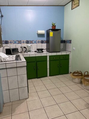 Refrigerador, parrilla de estufa y cafetera y tetera 