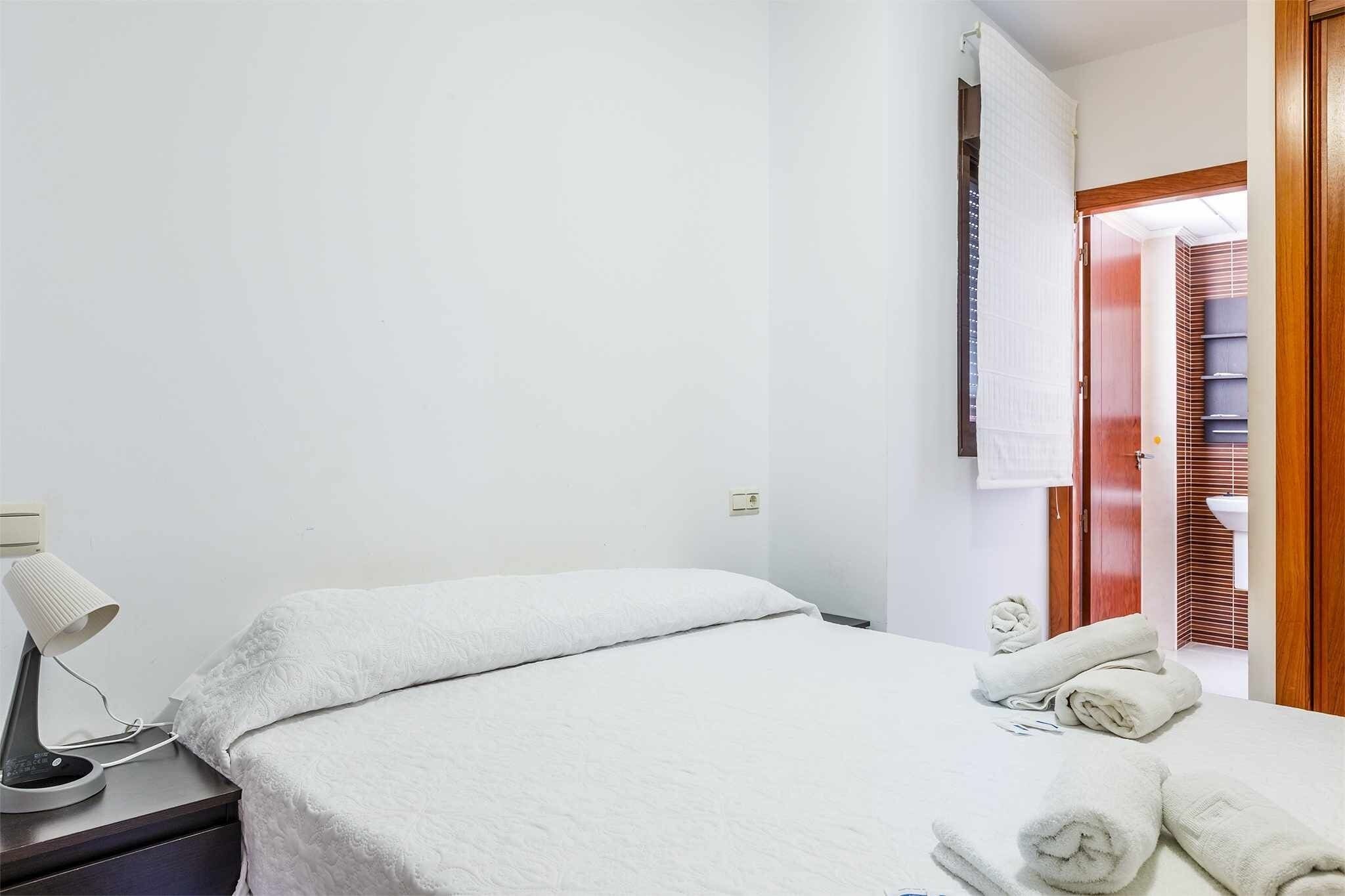 1 slaapkamer, een strijkplank/strijkijzer, reisbedje, gratis wifi