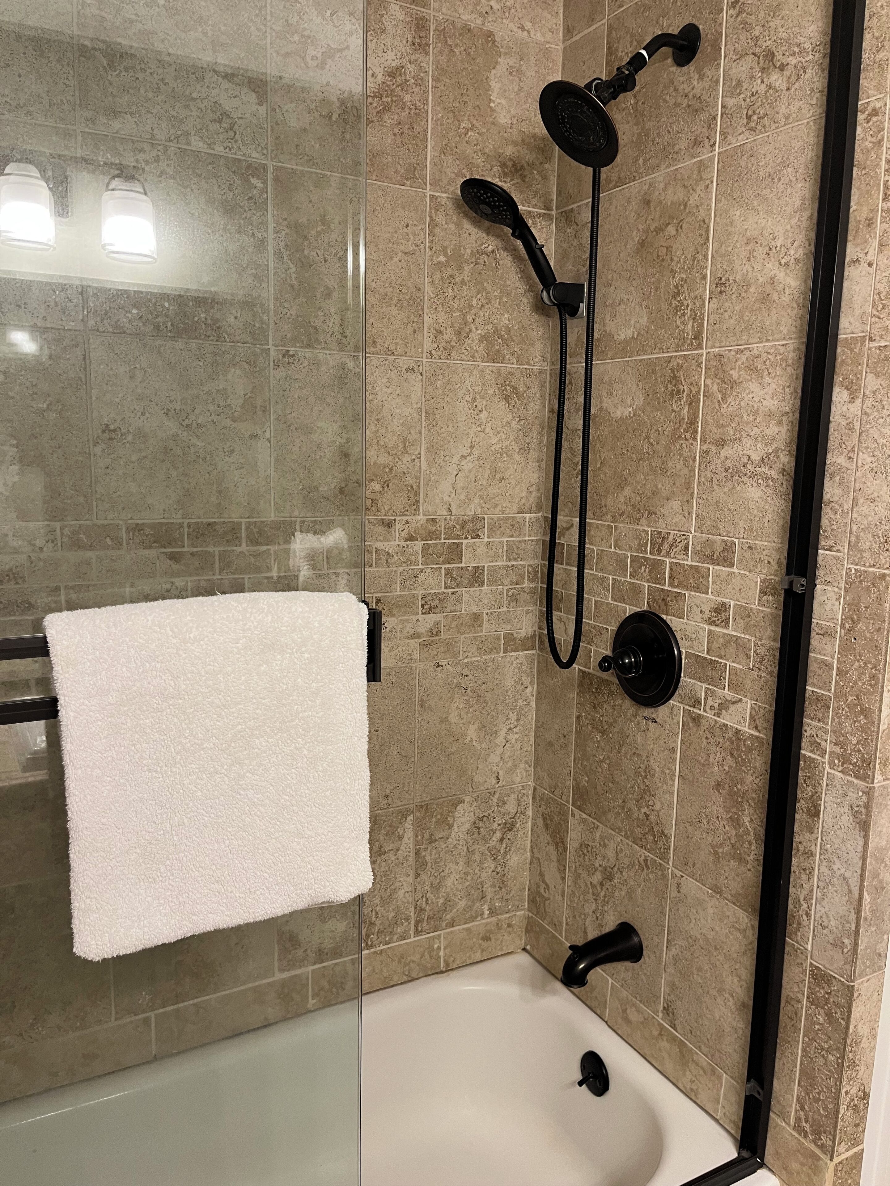 Ensemble douche/baignoire, sèche-cheveux, bidet, serviettes fournies