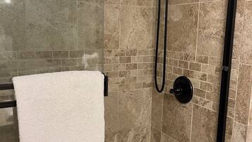 Ensemble douche/baignoire, sèche-cheveux, bidet, serviettes fournies