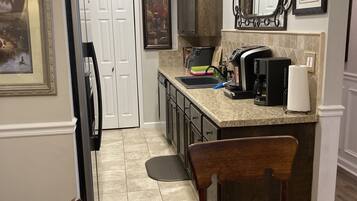 3 bedrooms, desk, iron/ironing board, free WiFi