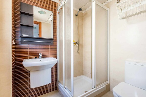 淋浴设施、吹风机、毛巾