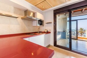 Fridge, microwave, coffee/tea maker, electric kettle - A&n    Seaport    3b (Caleta de velez)