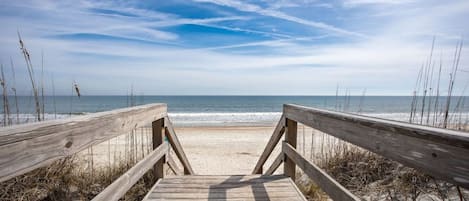 Strand | Vlak bij het strand, ligstoelen aan het strand, strandlakens