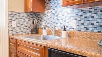 KĂŒhlschrank, Mikrowelle, Ofen, Herdplatte