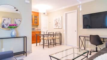 Smart-TV, DVD-Player, BĂŒcher, Videothek