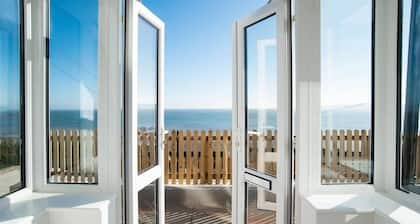 Abalyne Beach House - Beautiful beachhouse - Sea views throughout, modern, brigh