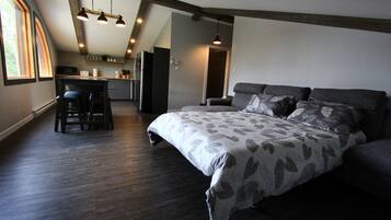 2 bedrooms, desk, travel cot, free WiFi