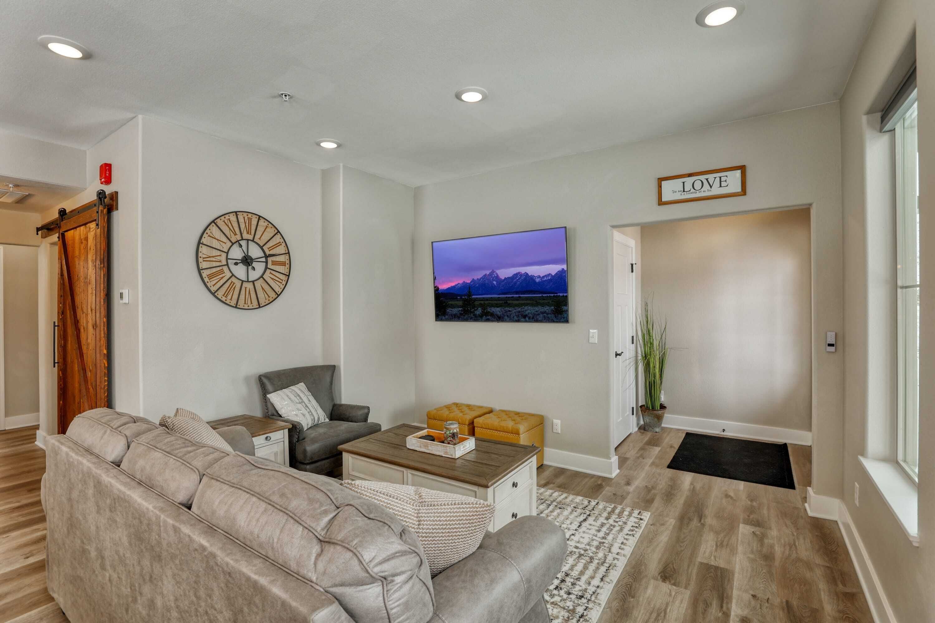 Télévision, livres, chaîne hi-fi, espaces bureaux