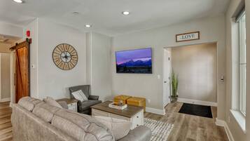 TV, bøker, stereoanlegg og kontorer