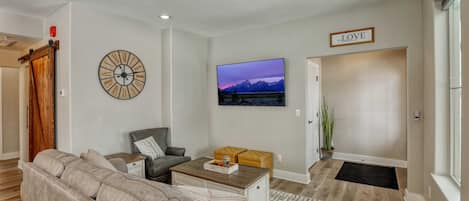 Télévision, livres, chaîne hi-fi, espaces bureaux